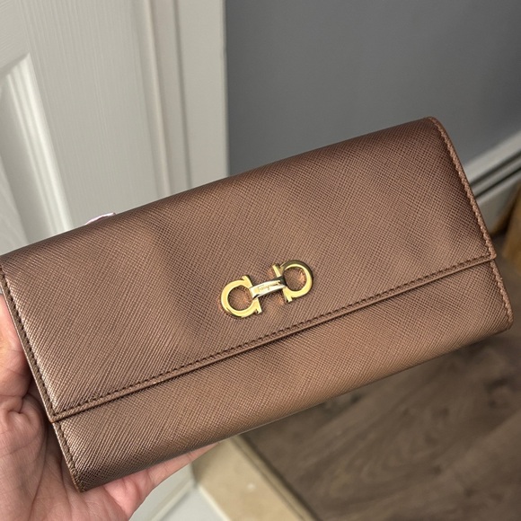 Salvatore Ferragamo Gancini Continental Wallet. - Picture 2 of 16